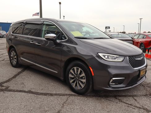 Used 2023 Chrysler Pacifica Limited image 3
