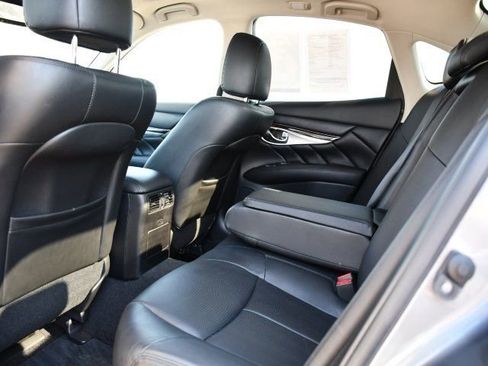 Used 2017 INFINITI Q70 3.7 image 17