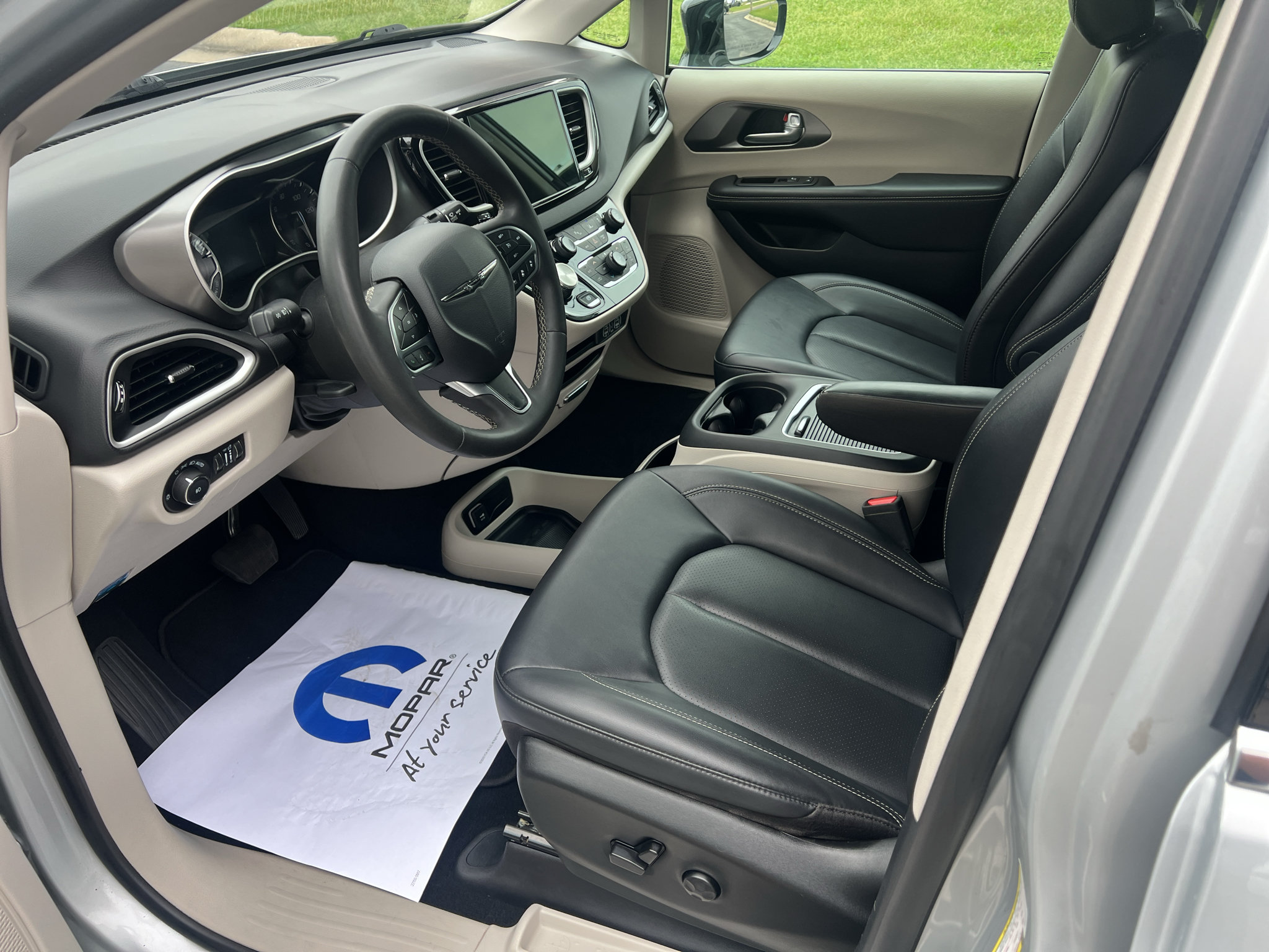 Used 2024 Chrysler Pacifica Touring-L FWD image 23