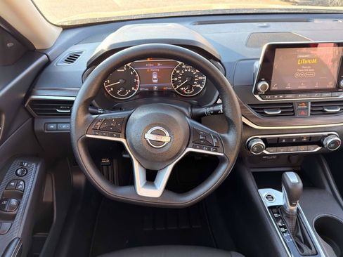 Used 2025 Nissan Altima 2.5 SV FWD image 13