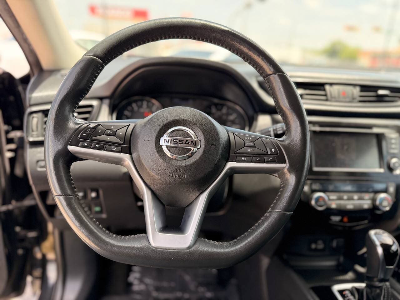 Used 2018 Nissan Rogue SV w/ Premium Package FWD image 18