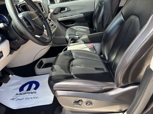 Used 2024 Chrysler Pacifica Limited FWD image 9
