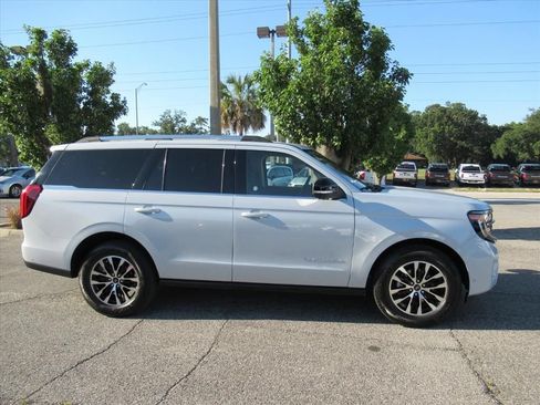 Used 2025 Ford Expedition Platinum AWD/4WD image 2
