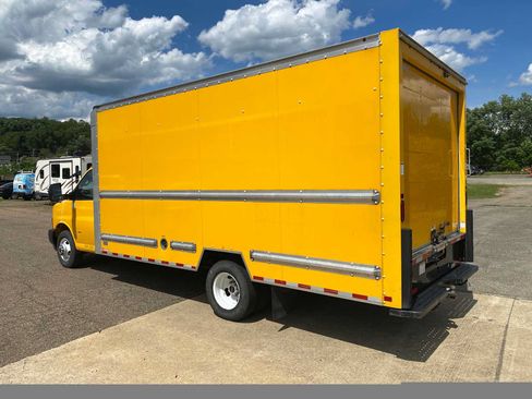 Used 2021 GMC Savana 3500 Extended w/ Power Convenience Package RWD image 3