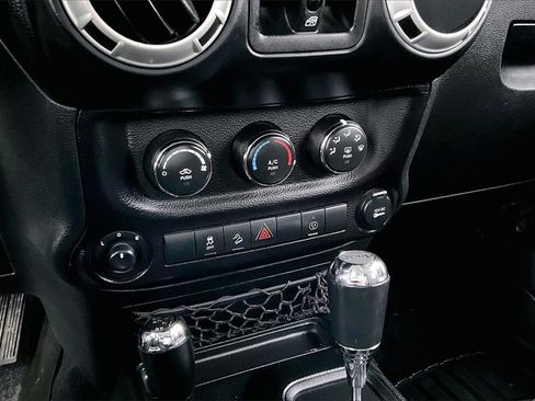 Used 2017 Jeep Wrangler Unlimited Sahara image 14