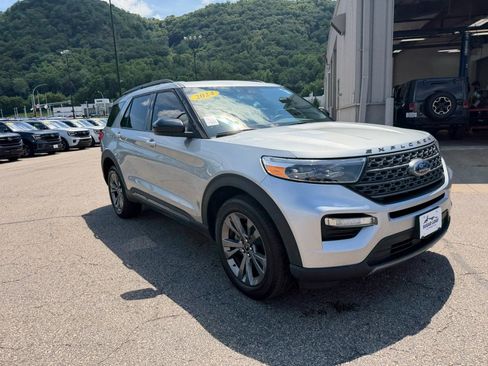 Used 2024 Ford Explorer XLT w/ Equipment Group 202A AWD/4WD image 2