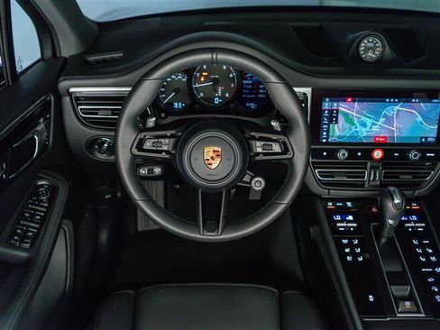 Used 2026 Porsche Macan AWD/4WD image 17