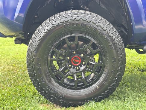 Used 2022 Toyota Tacoma Limited image 11