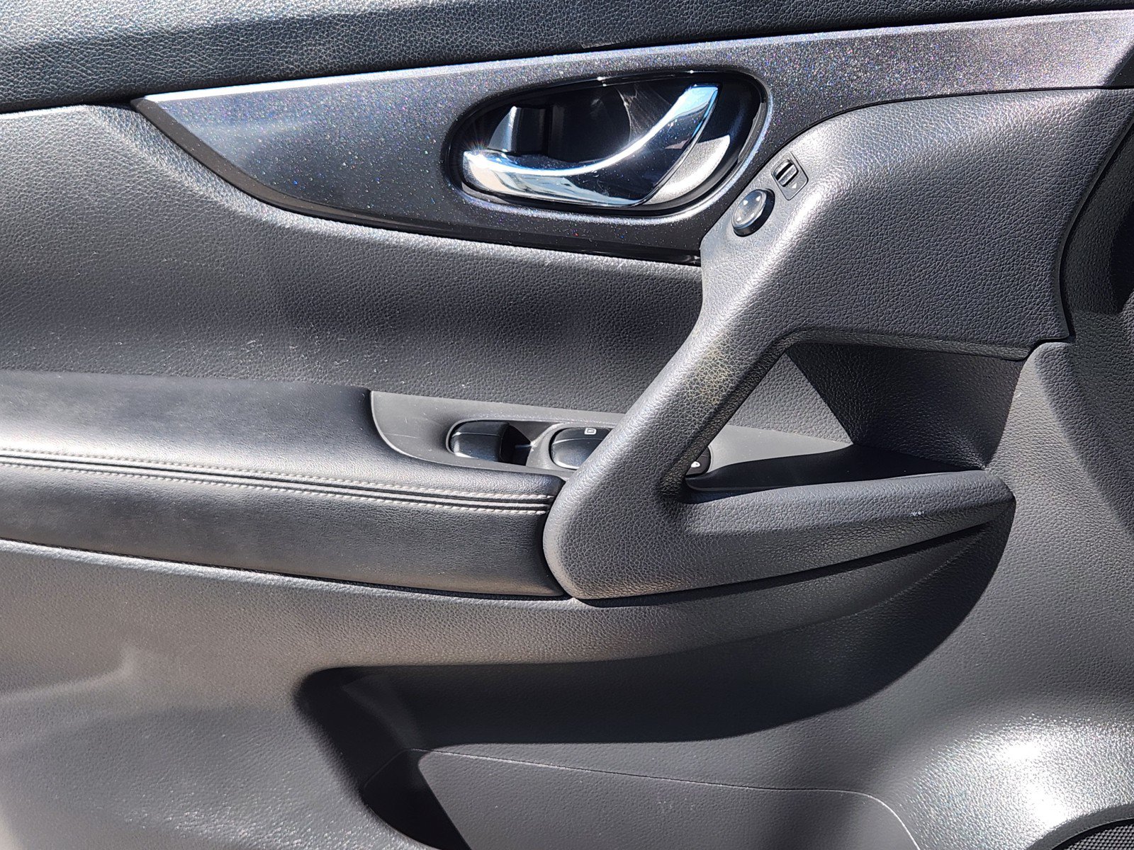 Used 2018 Nissan Rogue S FWD image 18