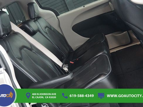 Used 2017 Chrysler Pacifica Limited w/ Advanced Safetytec Group FWD image 13