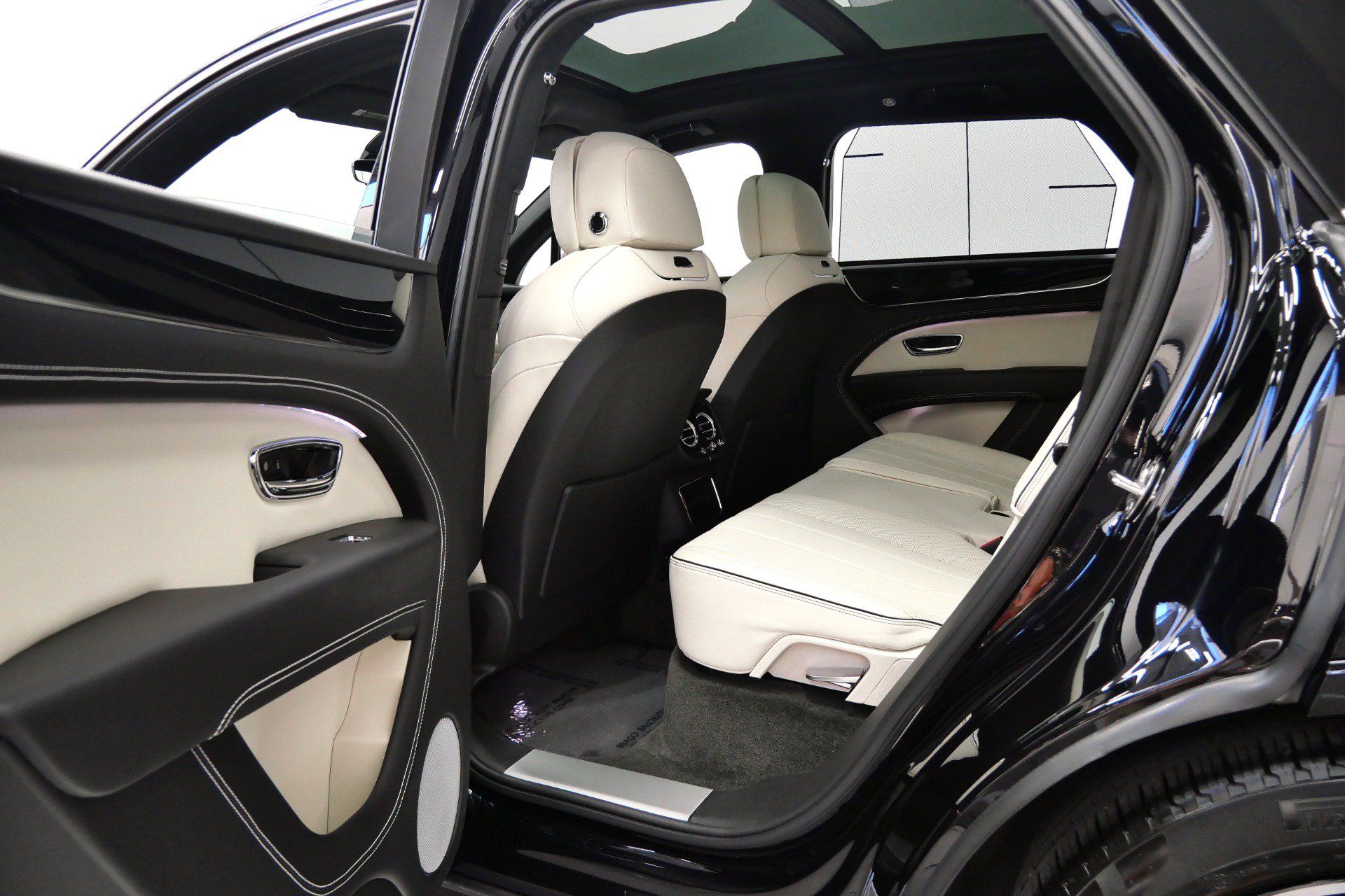 Used 2023 Bentley Bentayga AWD/4WD image 33