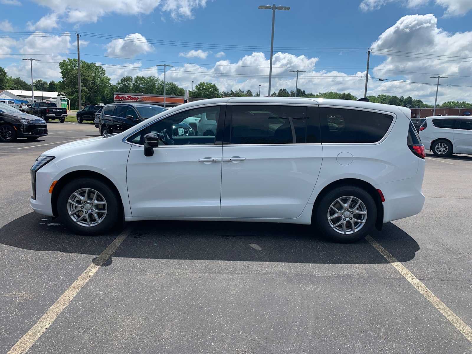 New 2027 Chrysler Pacifica Select FWD image 8