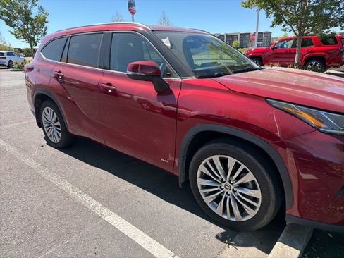 Used 2022 Toyota Highlander Platinum image 3