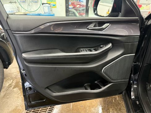 Used 2021 Jeep Grand Cherokee L Laredo image 19