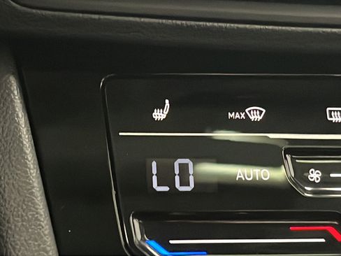 Used 2025 Volkswagen Jetta SE w/ Sunroof Package FWD image 29