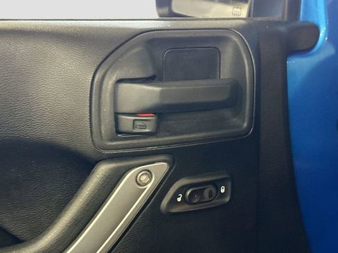 Used 2015 Jeep Wrangler Unlimited Rubicon w/ Connectivity Group image 19