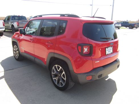 Used 2016 Jeep Renegade Latitude FWD image 4
