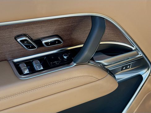 Used 2025 Land Rover Range Rover SE image 23