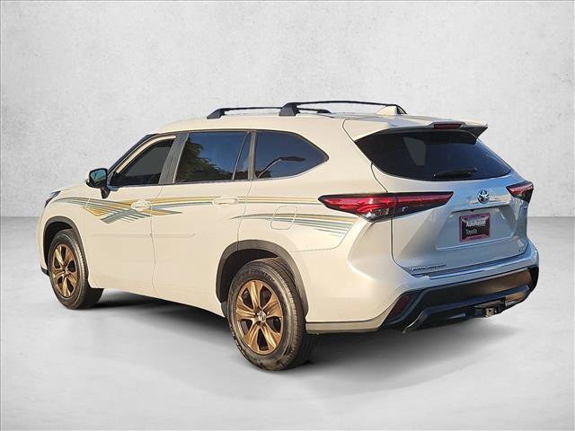 Used 2023 Toyota Highlander Bronze Edition FWD image 9