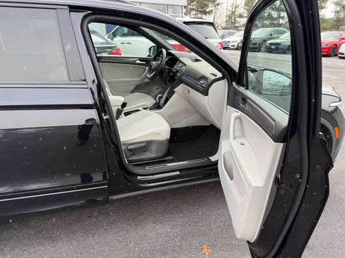 Used 2022 Volkswagen Tiguan SE R-Line image 12