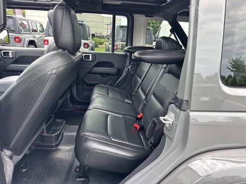 Used 2022 Jeep Wrangler Unlimited Sahara AWD/4WD image 8