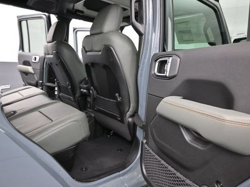 Used 2025 Jeep Gladiator Mojave AWD/4WD image 10
