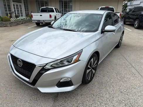 Used 2022 Nissan Altima 2.5 SV FWD image 2