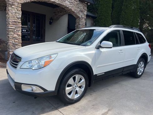 Used 2012 Subaru Outback 3.6R Limited w/ Moonroof Pkg image 2
