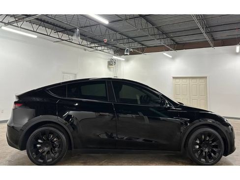 Used 2022 Tesla Model Y Long Range image 9