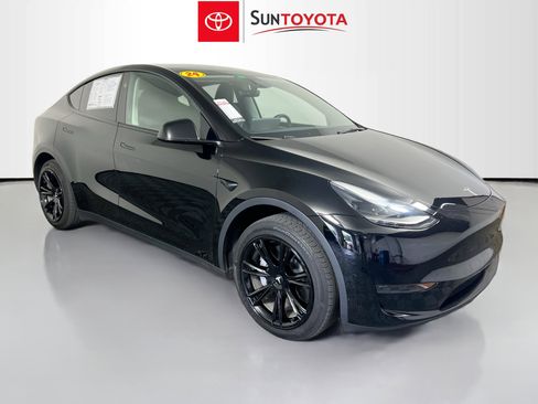 Used 2024 Tesla Model Y 2WD image 1