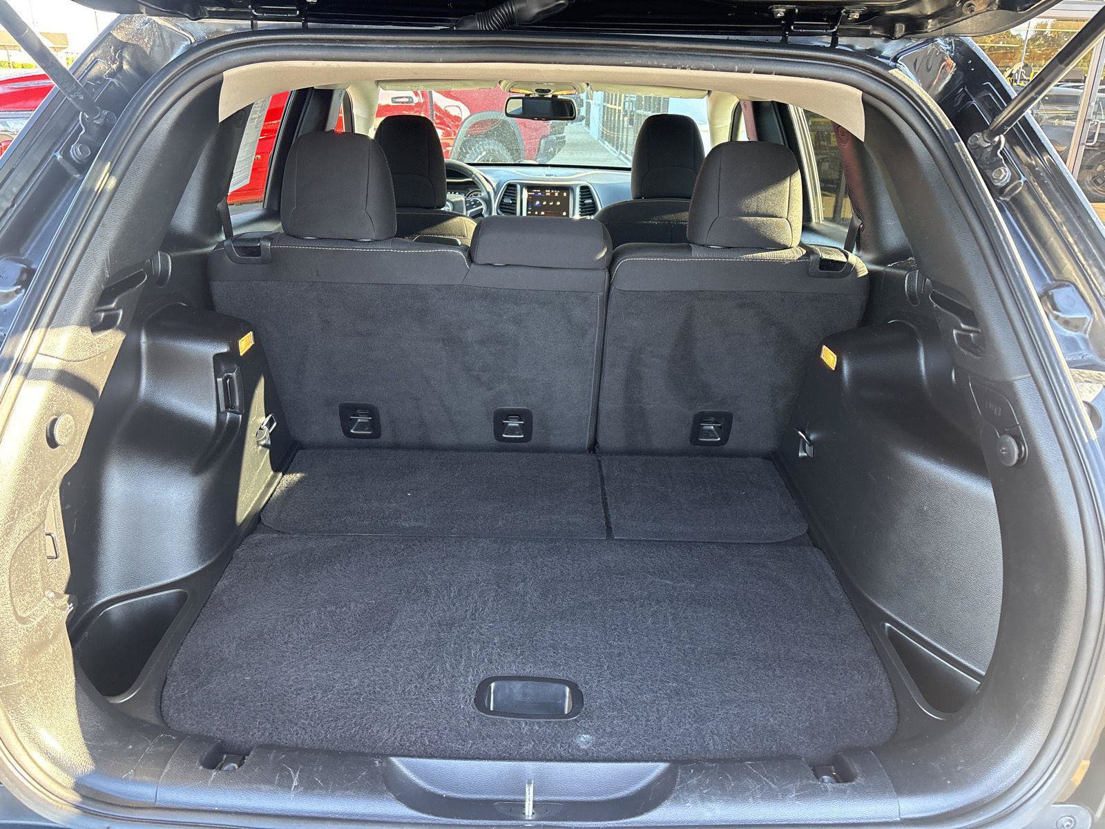 Used 2016 Jeep Cherokee Latitude FWD image 11
