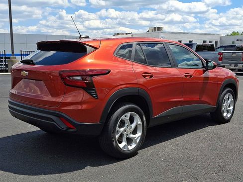 Used 2024 Chevrolet Trax LS w/ LS Convenience Package FWD image 6