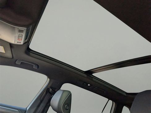 Used 2022 Volkswagen Tiguan SEL R-Line image 11