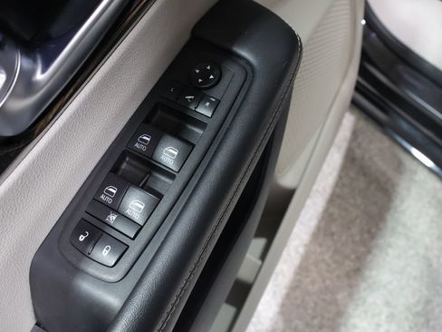 Used 2024 Chrysler Pacifica Limited FWD image 15