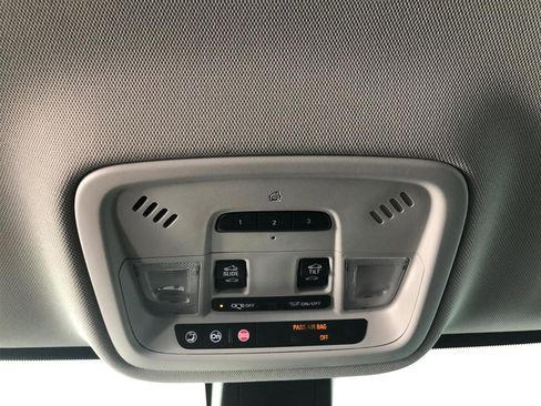 Used 2018 Chevrolet Traverse LT image 25