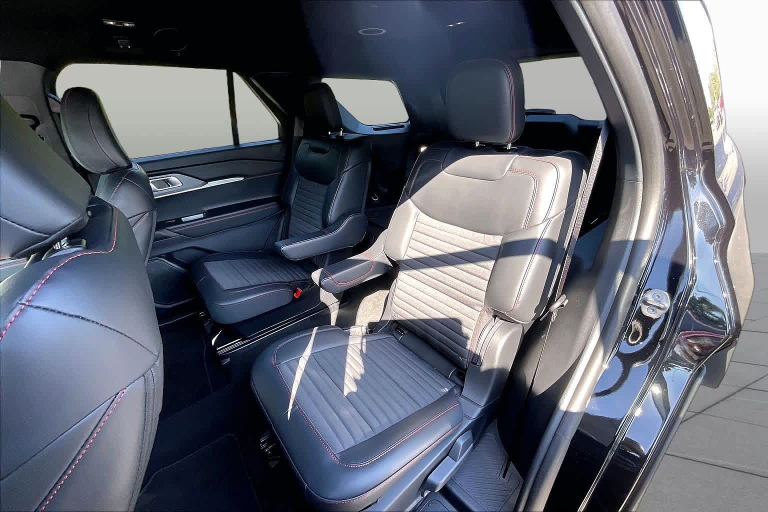 Used 2026 Ford Explorer ST-Line w/ ST-Line Street Pack RWD image 25