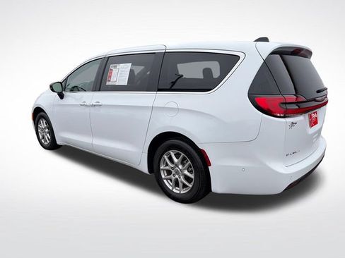 Used 2024 Chrysler Pacifica Touring-L FWD image 4