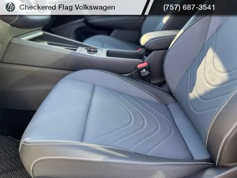Used 2025 Volkswagen Tiguan SE AWD/4WD image 25