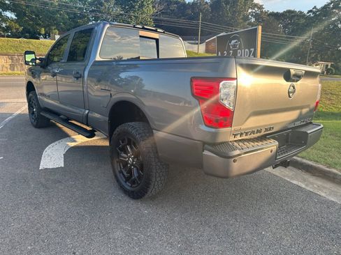 Used 2019 Nissan Titan SV w/ SV Convenience Package image 2