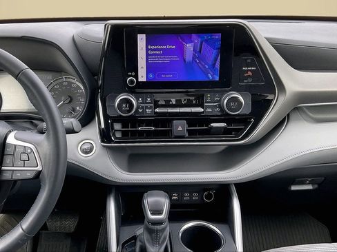 Used 2023 Toyota Highlander LE image 13