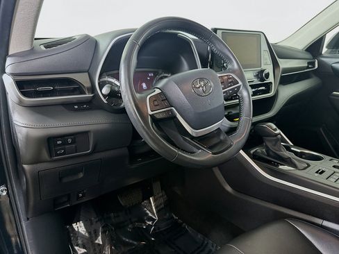 Used 2024 Toyota Highlander XLE AWD/4WD image 9
