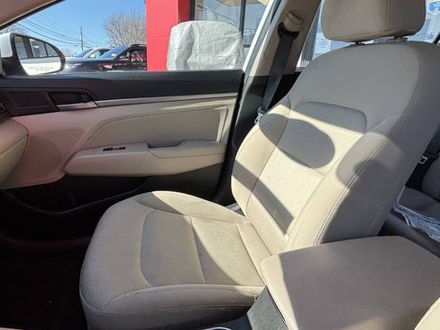 Used 2017 Hyundai Elantra SE FWD image 21