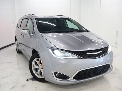 Used 2019 Chrysler Pacifica Limited FWD image 2