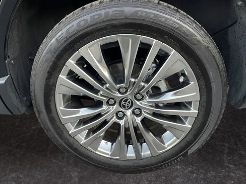 Used 2024 Toyota Venza XLE image 14