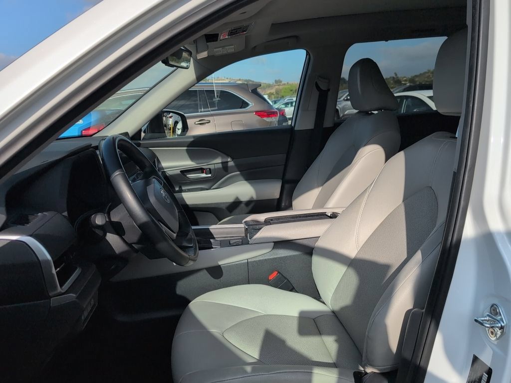 Certified 2025 Toyota Grand Highlander FWD image 3