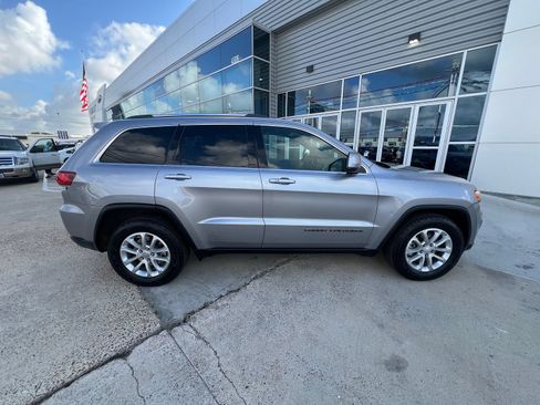 Used 2021 Jeep Grand Cherokee Laredo RWD image 2