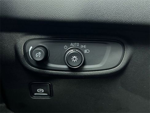 Used 2021 GMC Terrain SLE w/ Elevation Edition image 18