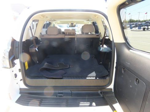 Used 2020 Lexus GX 460 Premium w/ Premium Package image 12