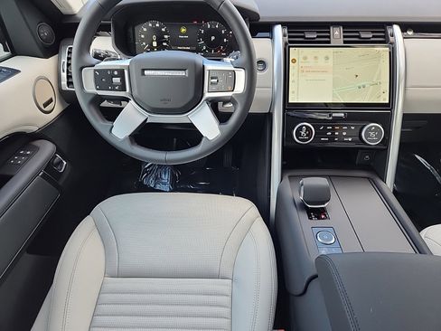 Used 2025 Land Rover Discovery S image 4