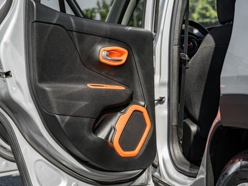 Used 2020 Jeep Renegade Latitude w/ UConnect 8.4 Nav Group image 38